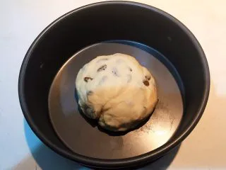 超软的葡萄干小餐包,盖上保鲜膜开始发面,大约60分钟后面团发至一倍大