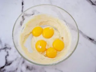 香葱肉松蛋糕卷,加入蛋黄