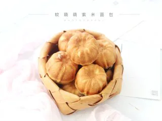  软萌甜紫米面包,成品图