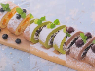 3款像云朵般柔软的瑞士卷,每一口都让人沦陷!,分别撒上糖霜,切成蛋糕卷,用青提和车厘子搭配薄荷进行装饰,3种口味的瑞士卷就做好啦,开吃吧~