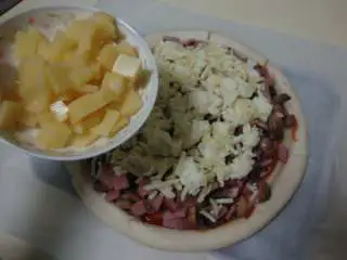 十味 香肠菌菇披萨,饼皮上抹番茄沙司，铺上炒好的酱料，撒上两种奶酪