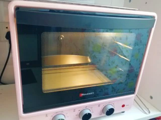 香蕉蔓越莓司康,烤箱上下管170度预热。