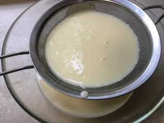 酸奶冻芝士蛋糕,酸奶芝士糊搅拌均匀后过筛一下。