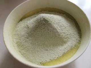抹茶千层蛋糕,混合好的面粉筛入到蛋液糊中,蛋抽搅匀