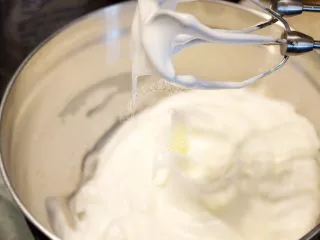 法式咸派【魔法蛋糕】,由于这个方子里,打发蛋白也不加糖。所以请不要提前打发,蛋白的稳定性比较低,容易消泡。准备工作都做好之后再开始打发蛋白,保证可以马上使用