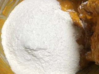 南瓜糯米薯片饼,再加入300克糯米粉。