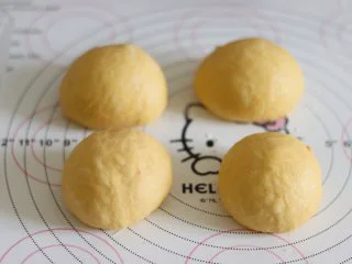 胡萝卜热狗面包,做营养美味早餐,等分割成4个面团,滚圆后,覆盖保鲜袋静置10分钟。
