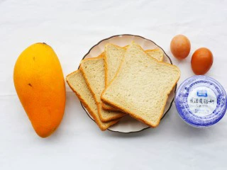 好吃到爆的酸奶芒果土司,准备材料:土司4片,鸡蛋2个,浓稠酸奶1瓶,芒果1个。