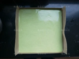 唐草彩绘蛋糕卷,蛋糕糊倒入烤盘。刮平。端起来轻震几下。入烤箱,上下火,160度。25分钟。(温度依照自己烤箱的脾气微调整)