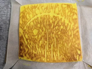 无油肉松蛋糕卷,凉凉后,反面朝上