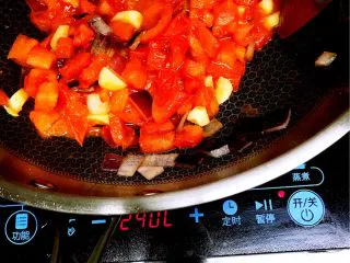 酸甜 & 辛辣 & 劲道 的意大利面,将西红柿块放入锅内,在适宜炒菜的2400度下,翻炒。