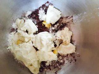 网红脏脏包（开酥版）,中种加入主面团材料包括黄油，揉至光滑。揉至8成筋度。不需要出手指摸。用手拉拽，以后弹性即可。这里的黄油需软化后加入。