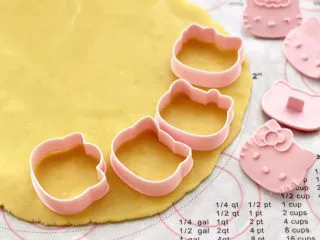 KT黄油蛋黄饼干,取出冷藏好的面片,准备好学厨的KT饼干模具。