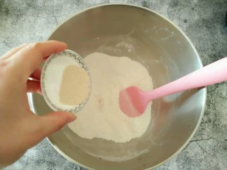 海苔肉松面包,倒入酵母