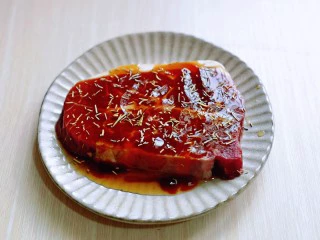 牛排芦笋盖意面,再撒上迷迭香,腌制20分钟。