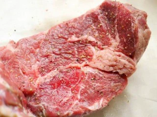 迷迭香黑胡椒牛排,再抹一层黑胡椒