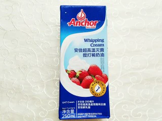 榴芒千层蛋糕,我以前用总统淡奶油,总是打不发,今天换成了安佳的,很好打发!