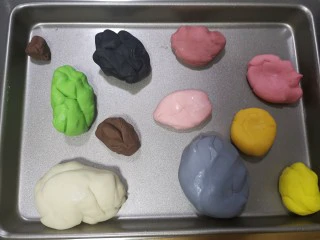 迪士尼挤挤小馒头,将所有的团块加入所需要的粉类，揉成团块