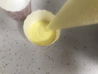 玉米面杯子蛋糕(少油少糖粗粮蛋糕),装入裱花袋挤入纸杯8分满