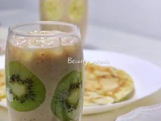 送你一杯好喝又美丽的思慕雪,这一款颜色偏淡，表面撒了拆碎的荔枝肉