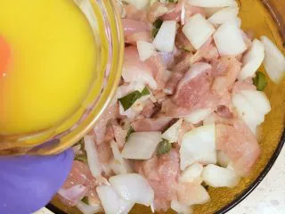 小白也会的奥尔良烤鸡腿披萨 「8寸薄脆版」,把洋葱丁和葱圈也加到鸡肉里，搅拌均匀，再然后加入大概6g的液体状态黄油，再搅拌均匀。