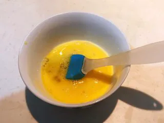 超软的葡萄干小餐包,鸡蛋液