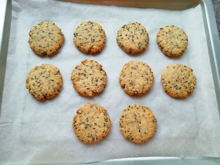 麦片芝麻核桃酥,出炉。