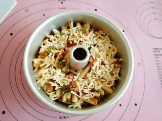 手撕海苔肉松面包,全部码好后 上面撒一层肉松、小葱、芝士。