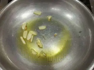 Spaghetti aop,首先，下橄榄油下蒜片，把蒜片炸至金黄炸出香味。