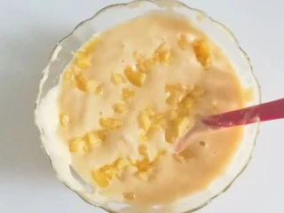 果味长崎纸杯蛋糕,再加入适量凤梨果肉快速翻拌几下;