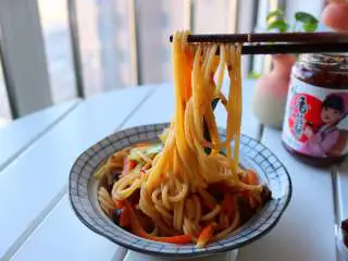 香炒意面|中式意面,这道香炒意面味道很赞哦,意面软绵筋道,香菇酱粒粒分明;