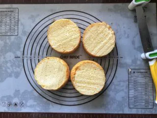 圣诞咖啡奶油蛋糕,16、将蛋糕分成四片备用。