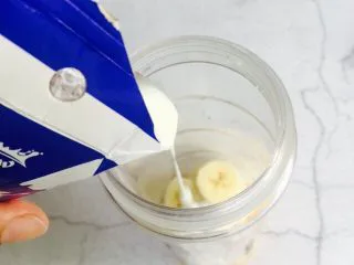 芒果香蕉奶昔,倒入100ml酸奶