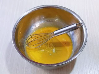 8寸红丝绒戚风蛋糕,加入玉米油,使油和蛋液完全融合再一起,(色拉油也可以,但是一定要无味的)不建议使用黄油或橄榄油。