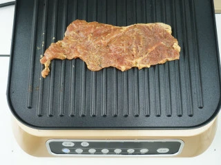 #东菱牛排机测评#爱是几分熟，我只要五分就好,除了比较高级专业的牛排，这款东菱牛排机能把再普通再家常的肉扒烤到恰到好处，变得更加美味。 