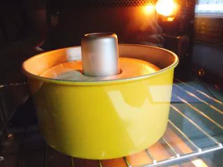 7寸中空戚风蛋糕(新手零失败),放入烤箱里,150度,上下火烤40分钟