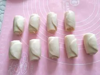 酥掉渣的蛋黄酥，月饼季做起来,重复以上步骤，全部制作完后，醒10分钟左右。