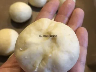 无油陈皮红豆馅小面包,收口向下，放进铺了油布或烘焙油纸的烤盘上，面团之间分隔开。 