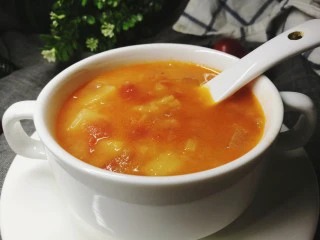 四季都宜的西红柿土豆浓汤,其实加些西式调料,如罗勒等也会很好喝,不一样的风情嘛。