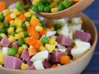 深夜食堂大叔的做法，真的超好吃,再倒入杂蔬。