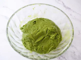 抹茶曲奇（玉米油版）,快速翻拌均匀，拌至没有干粉就可以了