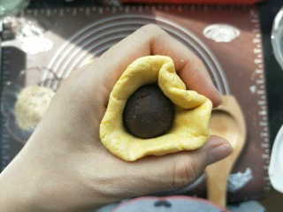 南瓜糯米夹心饼,用虎口收拢捏紧