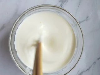 欧式风情下午茶|加了苹果的蛋挞,10g 白砂糖,筷子把纯牛奶淡奶油和白砂糖搅拌至白砂糖完全融化。