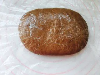 网红脏脏包（开酥版）,揉好的主面团，摊平，包裹保鲜膜。冷藏40分钟。亦可冷冻20分钟。