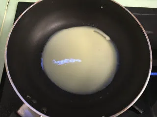 芒果千层蛋糕,待面糊定型后,放在火上摊熟.