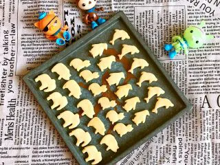 宝宝健康食谱 蛋黄动物饼干,蛋黄动物饼干微甜酥香，入口即溶