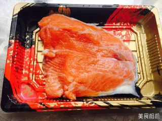 秘制干煎三文鱼 ,这个是我买的三文鱼尾，凹进去的部分是已经被切了，直接切成生鱼片了。