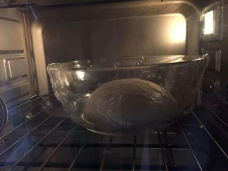 蒜香香肠热狗面包,发酵到两点五倍大。大约一小时。