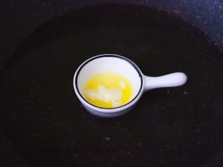 田园时蔬吐司披萨,黄油隔热水直接融化。