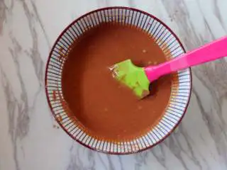 巧克力华夫饼,搅拌至无干粉。 